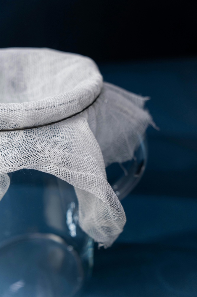 Czysty słoik szklany do fermentacji kombuchy